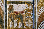 Museo di Heraclion. Sarcofago proveniente da Hagia Triada, presso Festo. Particolare della decorazione del lato corto con dee su un carro trainato da cavalli. Civilt minoica, XV secolo aC.